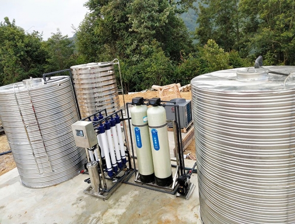 云南二期項(xiàng)目部4噸超濾凈水設(shè)備